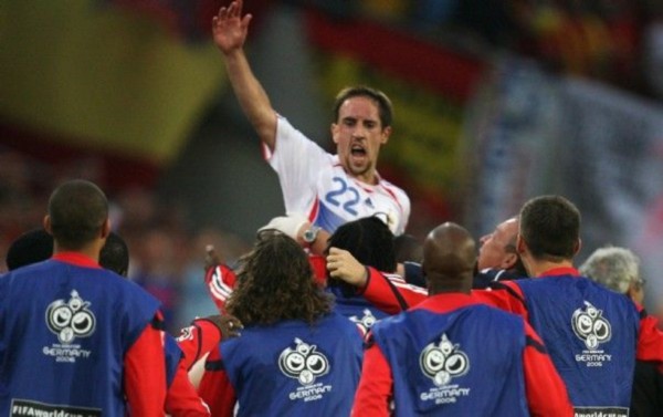  利兹联逼平卫冕冠军，激情主帅疯狂庆祝染红  